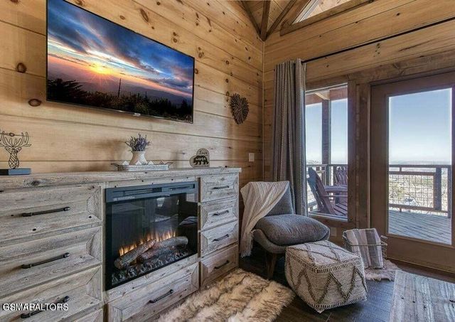 658 Wiley Oakley Drive, Gatlinburg, TN 37738