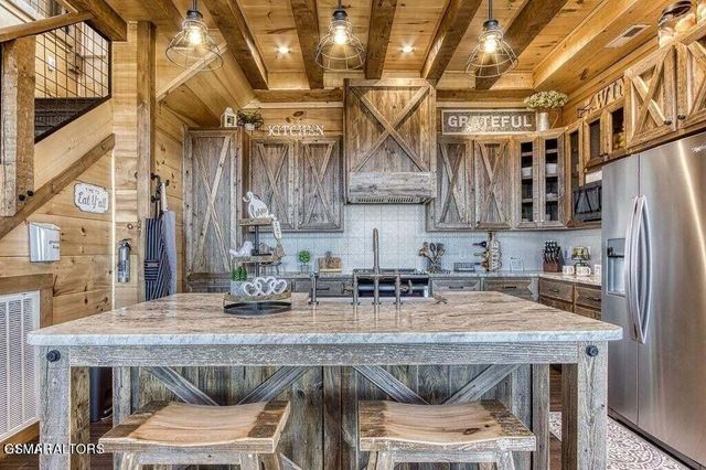 658 Wiley Oakley Drive, Gatlinburg, TN 37738