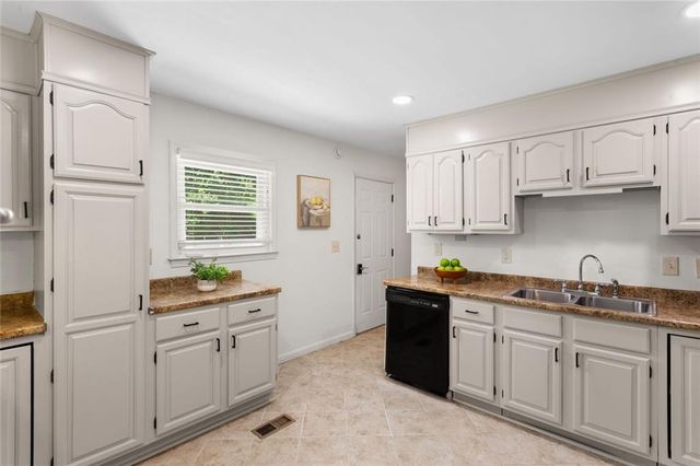 3406 Navaho Trail SE, Smyrna, GA 30080