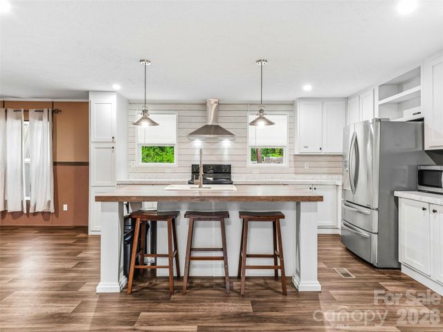395 Old US 19 23 Highway, Candler, NC 28715