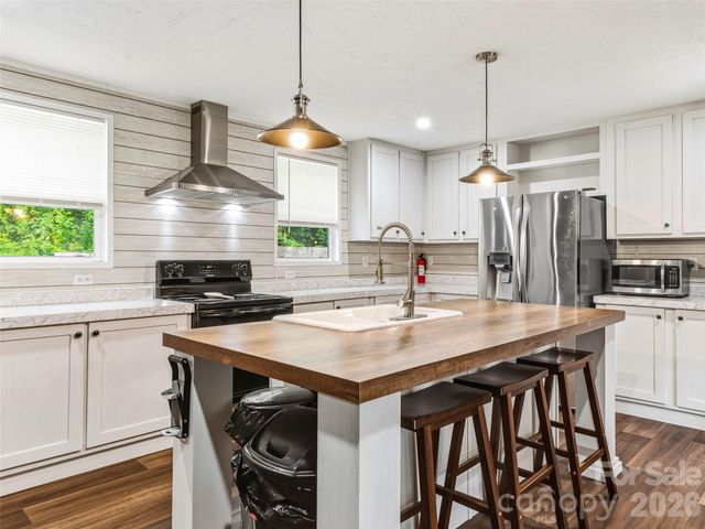 395 Old US 19 23 Highway, Candler, NC 28715
