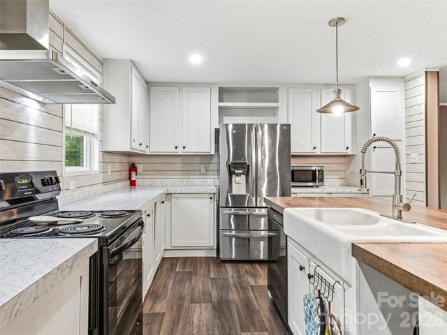 395 Old US 19 23 Highway, Candler, NC 28715