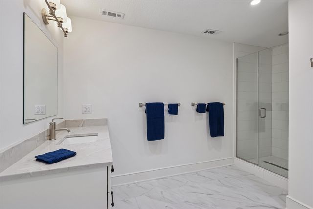 1863 Glen Oaks Drive, West Des Moines, IA 50266