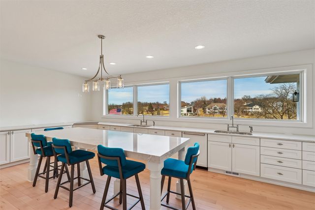 1863 Glen Oaks Drive, West Des Moines, IA 50266