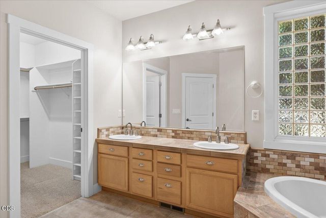 3880 Crystal Springs Drive, Medford, OR 97504