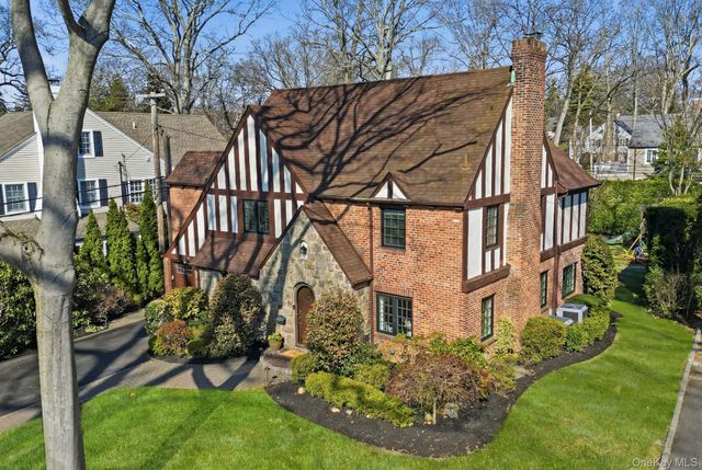 106 Thayer Road, Manhasset, NY 11030
