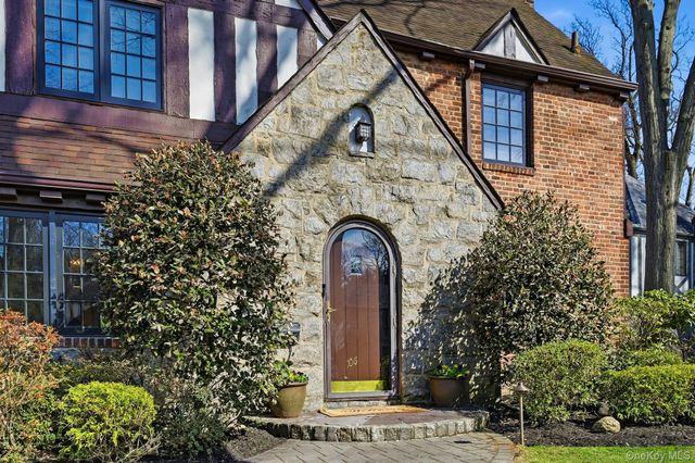 106 Thayer Road, Manhasset, NY 11030