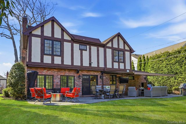 106 Thayer Road, Manhasset, NY 11030