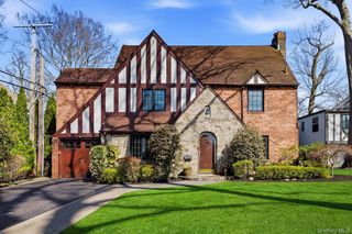 106 Thayer Road, Manhasset, NY 11030
