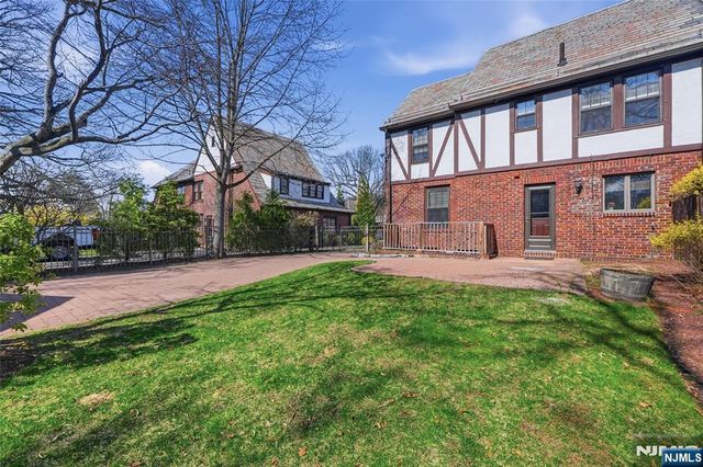 54 Pomander Walk, Ridgewood, NJ 07450