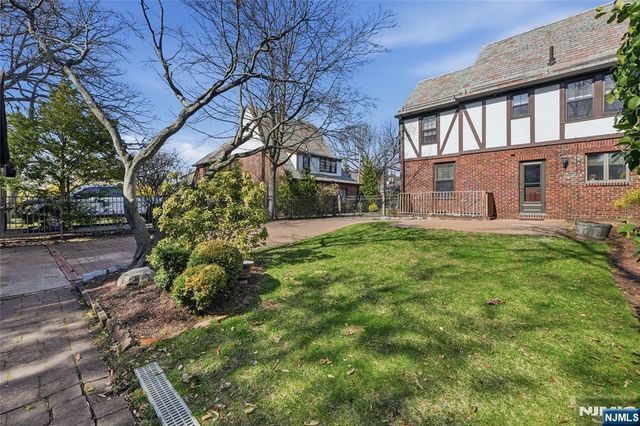 54 Pomander Walk, Ridgewood, NJ 07450