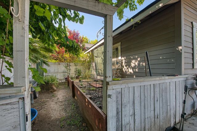325 E Simpson Avenue, Fresno, CA 93704