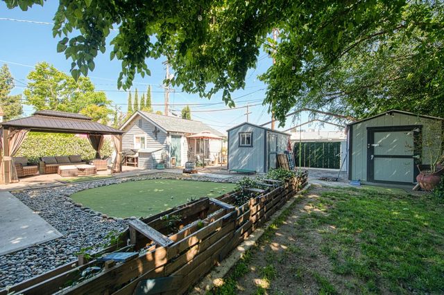 325 E Simpson Avenue, Fresno, CA 93704