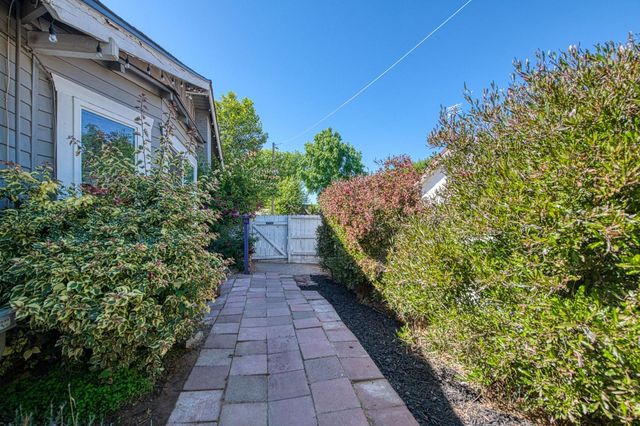 325 E Simpson Avenue, Fresno, CA 93704