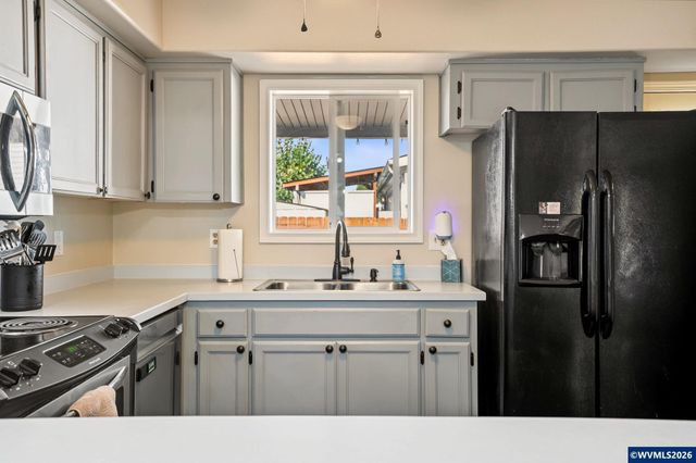 2027 Queen Av SE, Albany, OR 97322