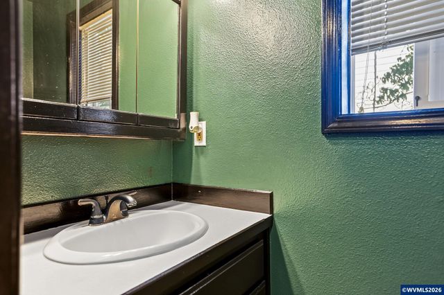 2027 Queen Av SE, Albany, OR 97322