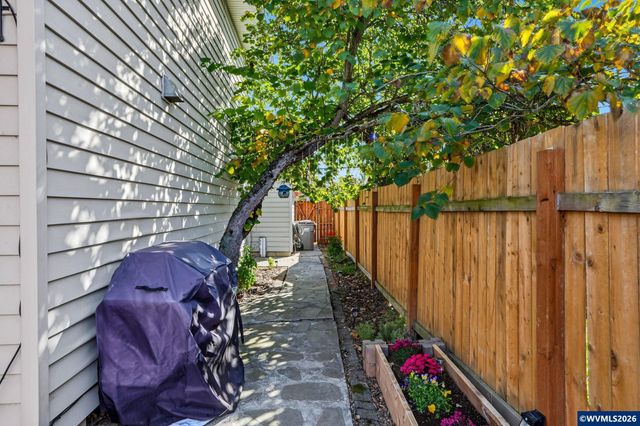 2027 Queen Av SE, Albany, OR 97322