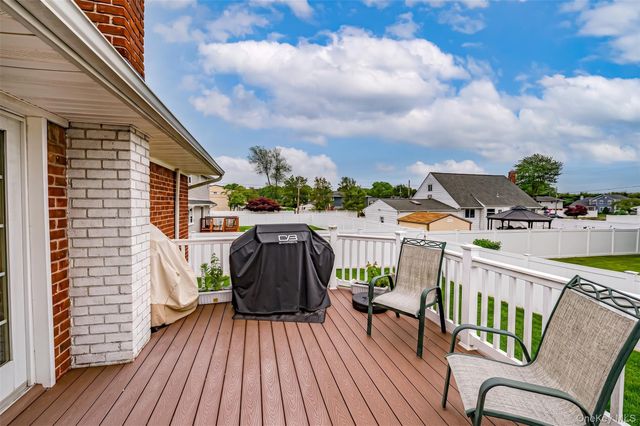 6 Oneida Street, Deer Park, NY 11729