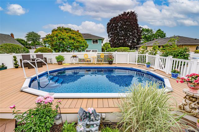 6 Oneida Street, Deer Park, NY 11729