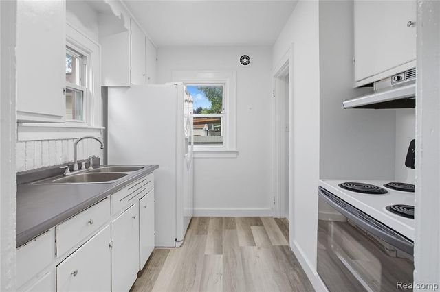 794 Clara Avenue, Pontiac, MI 48340