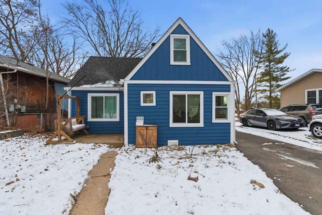 233 E Hawthrone Drive, Round Lake Beach, IL 60073