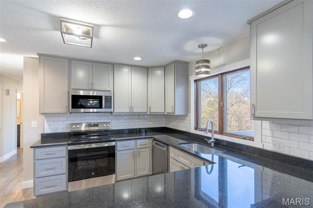 7999 State Rd DD, Bloomsdale, MO 63627