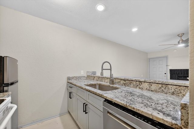 1810 N Garrett Avenue 124, Dallas, TX 75206