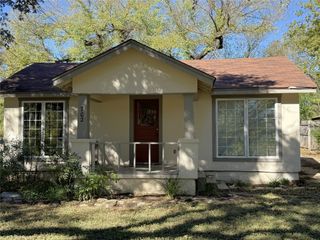702 SW Barnard Street, Glen Rose, TX 76043