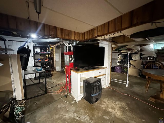 811 SE Branner ST, Topeka, KS 66607