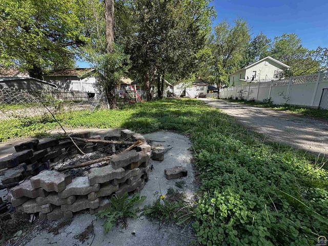 811 SE Branner ST, Topeka, KS 66607