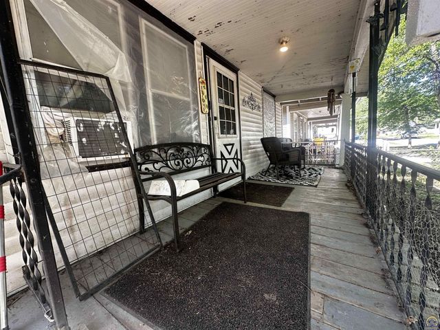 811 SE Branner ST, Topeka, KS 66607