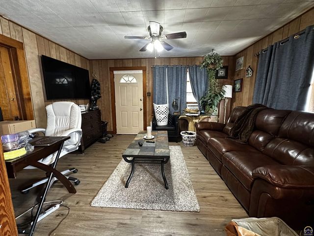 811 SE Branner ST, Topeka, KS 66607