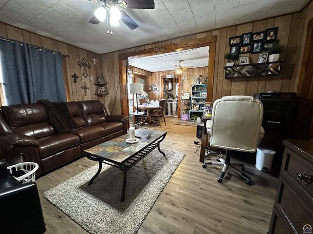 811 SE Branner ST, Topeka, KS 66607