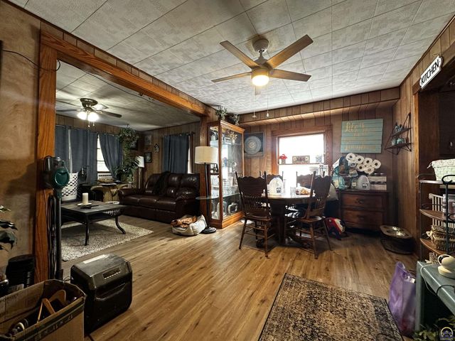 811 SE Branner ST, Topeka, KS 66607