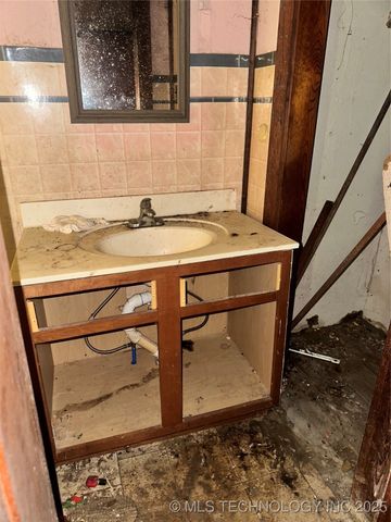 420 Hwy 75, Henryetta, OK 74437