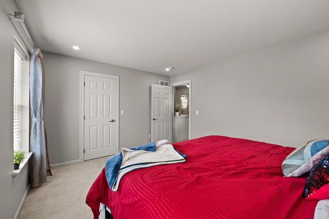 922 River Hill DRIVE, Waukesha, WI 53189