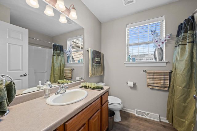922 River Hill DRIVE, Waukesha, WI 53189
