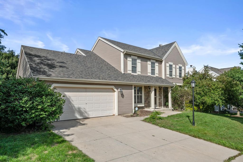 922 River Hill DRIVE, Waukesha, WI 53189