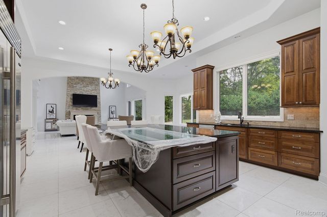 2707 Turtle lake Drive, Bloomfield Charter Township, MI 48302