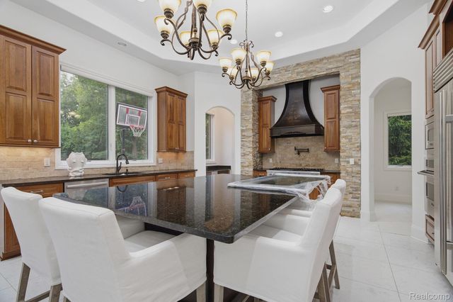 2707 Turtle lake Drive, Bloomfield Charter Township, MI 48302