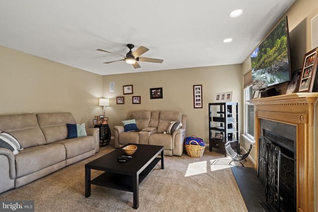 5 ELSWORTH DR, Sicklerville, NJ 08081