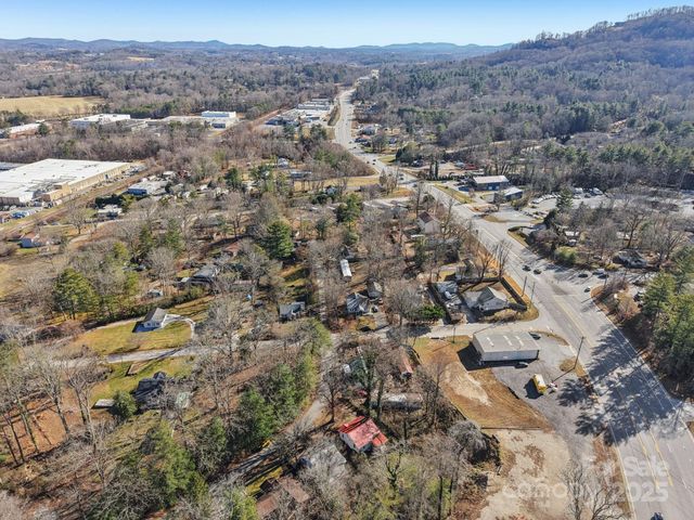 136 Half Circle Lane, Hendersonville, NC 28791