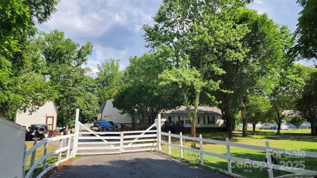 1235 Sulphur Springs Road, Waynesville, NC 28786
