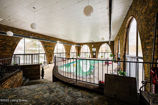 1600 Gardiner Ln 104, Louisville, KY 40205