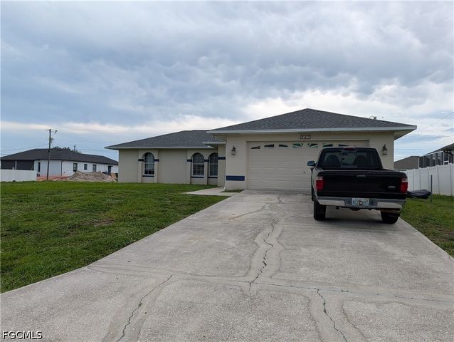 827 NE 17th ST, Cape Coral, FL 33909