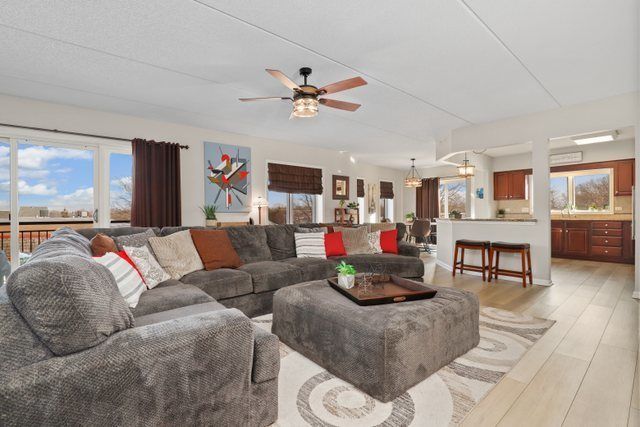 225 Main Street 214, Roselle, IL 60172