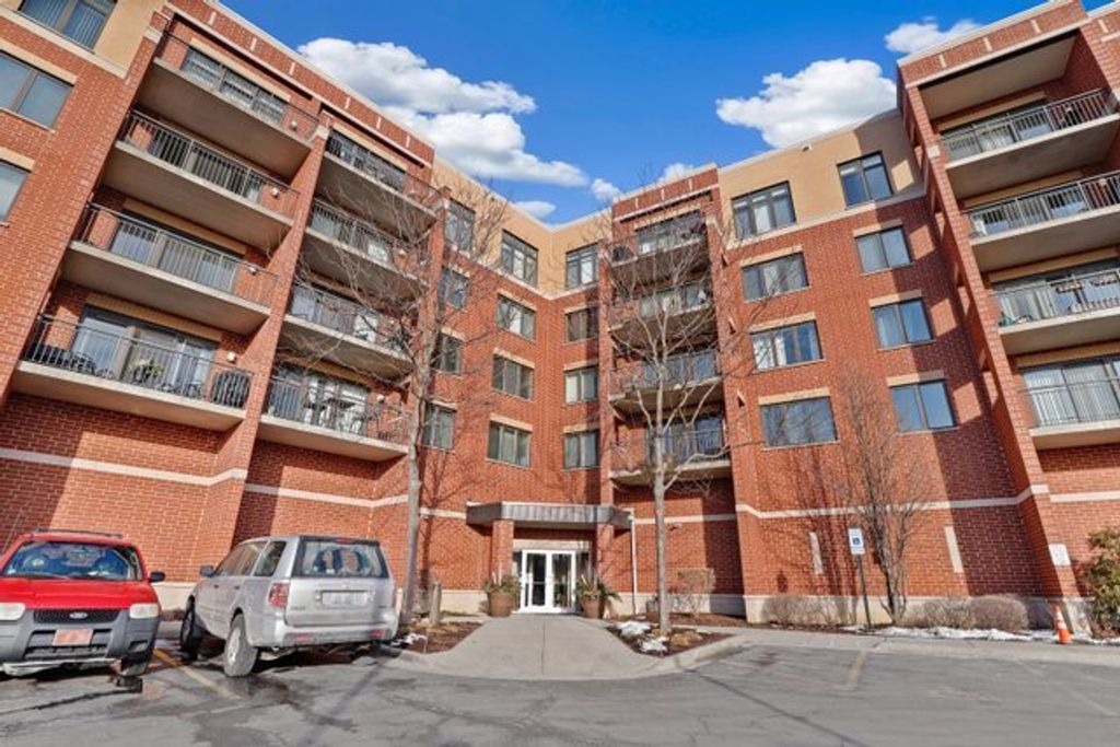 225 Main Street 214, Roselle, IL 60172