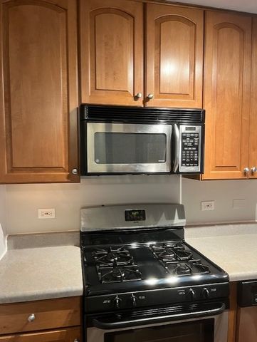 2422 N Kennicott Drive 2D, Arlington Heights, IL 60004