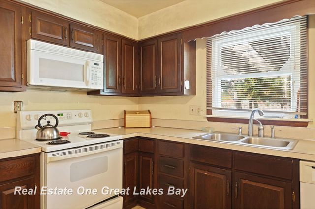 5480 Pilgrim Drive, Saginaw Twp, MI 48638