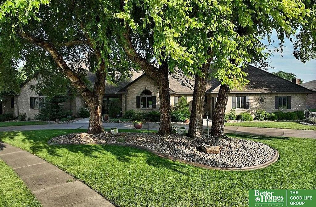 900 Saint Andrews Court, York, NE 68467